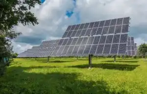Um painel fotovoltaico que converte luz solar em energia elétrica vale a pena?