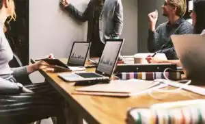 Por quais razões específicas o marketing digital desempenha um papel crucial para os negócios?