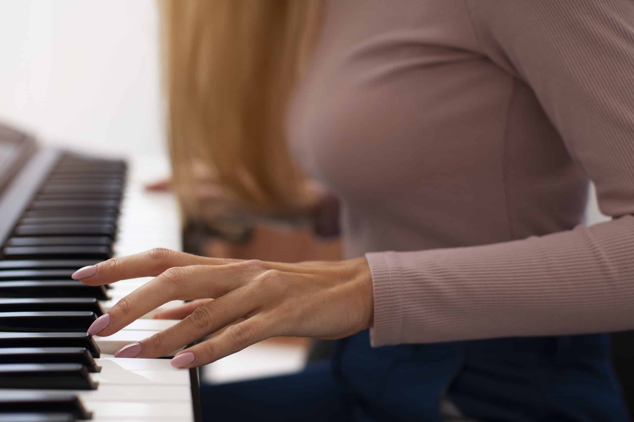 Pessoa tocando piano jogo de criatividade gerar ai